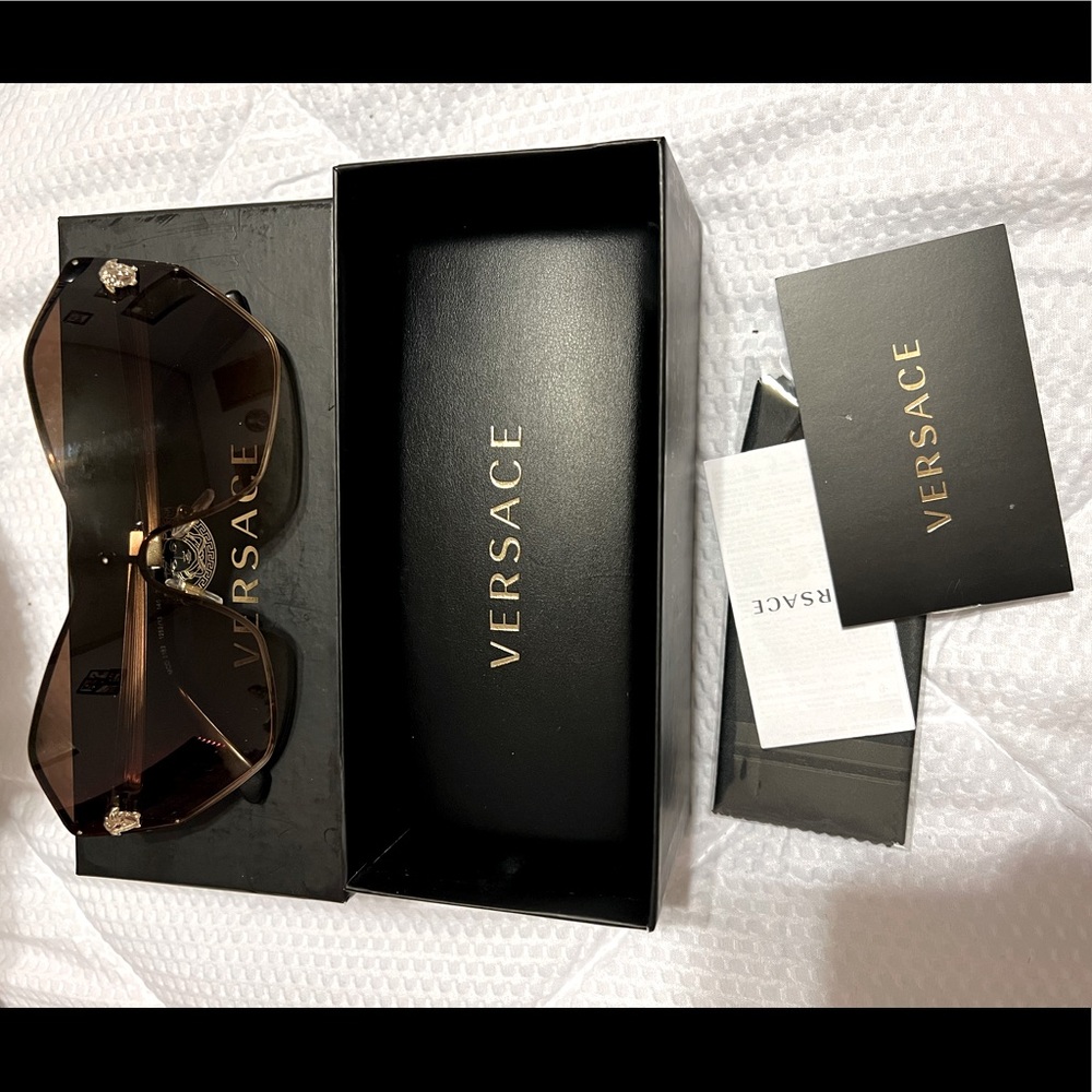 ATTENTION BUYERS! Selling my beautiful brand new Versace limit addition shades!